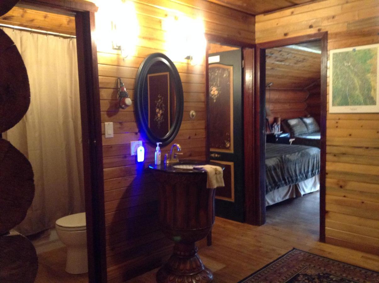 Summit River Lodge & Campsites Valemount Bilik gambar